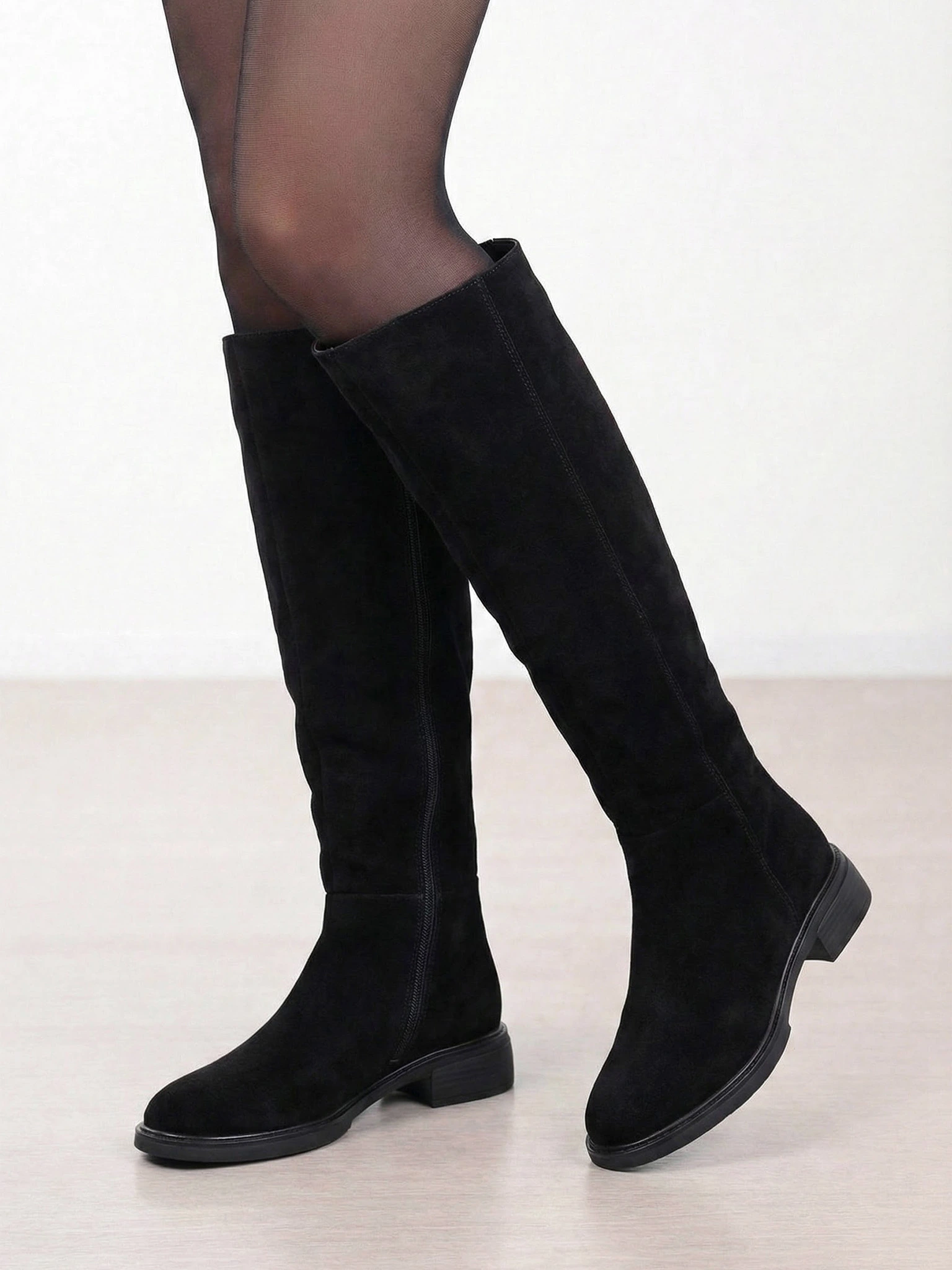 Сапоги черного цвета из натуральной замши на среднем широком каблуке